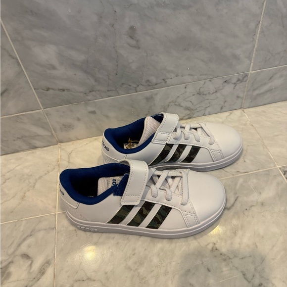 NEW! Toddler Boys Adidas Sneakers. Size 11K. White with camo stripes. - Picture 3 of 7